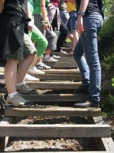 fuesse-auf-treppe